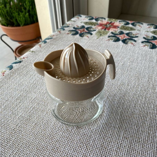 Glass citrus juicer like new with plastic strainer, 300 ml
