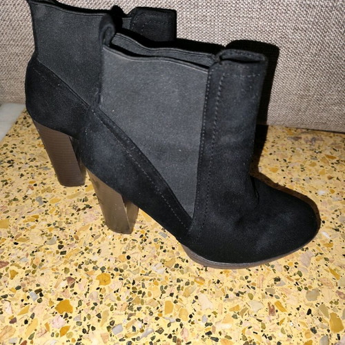 Black suede ankle boots size 38 with thick heel like new