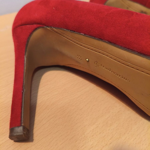 Stradivarius red suede pumps size 38 like new