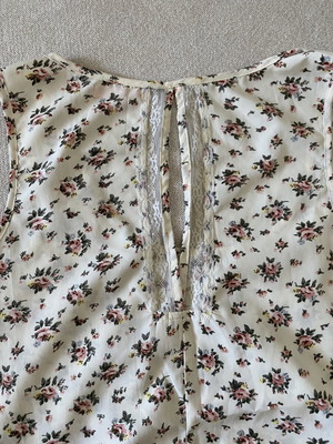 Floral sleeveless blouse with lace, size M, like new