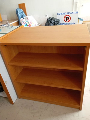 Furniture with shelves and wheels like new 0.90 x 0.60