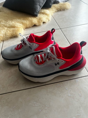 Under Armour Infinite Elite 2 athletic shoes like new, gray and red, size 41