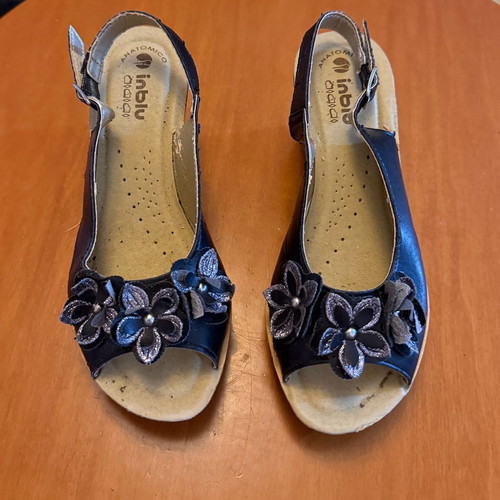Inblu women's platform shoes used, size 35, black with flowers