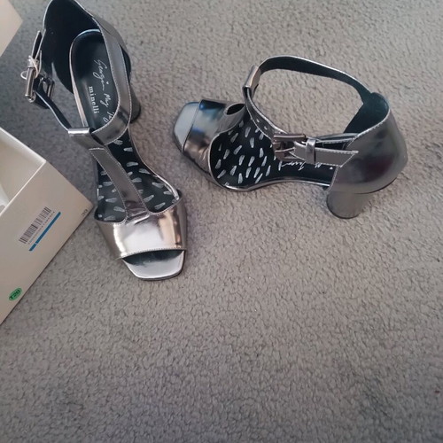 Italian women's silver sandals size 39 new with heel and red sole
