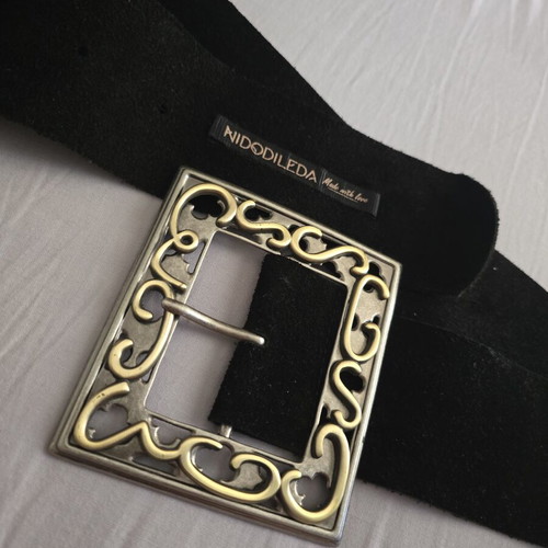 Nidodileda belt like new, adjustable, black and gold