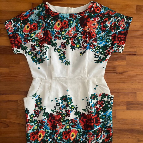 Floral dress small used with pockets, mini, white multicolor