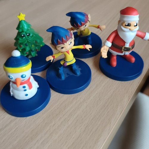 Music box with Christmas fairy tales and five figures, like new