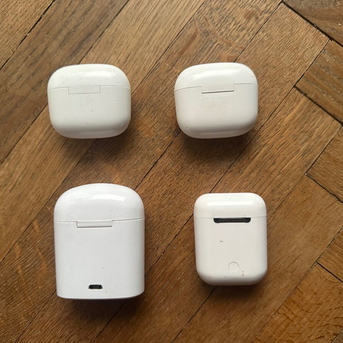 Bluetooth earbuds used, 4 pairs with cases, broken batteries