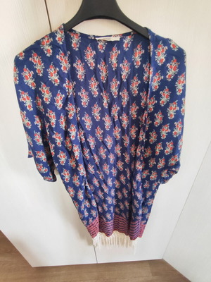 Floral kimono Mango like new, summer vest with fringes