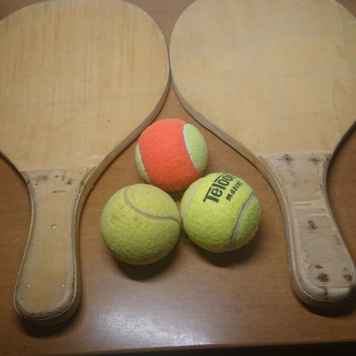 Wooden beach rackets with 3 balls used