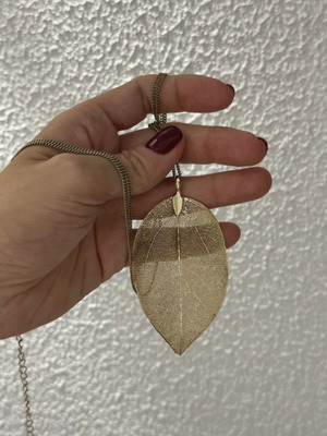 Accessorize long leaf necklace like new, gold color