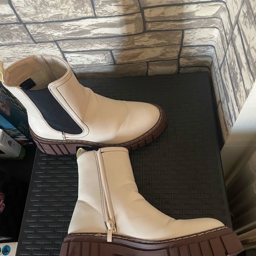 Boots waterproof size 37, like new, white pattern