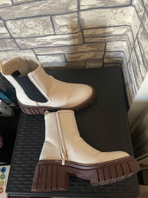 Boots waterproof size 37, like new, white pattern