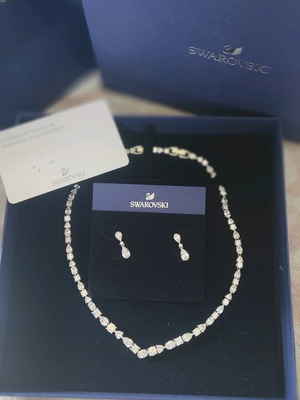Swarovski necklace and earrings set new with sparkling crystals