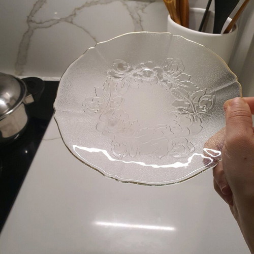 Transparent plates with embossed flowers and gold rim, like new, pack of 5