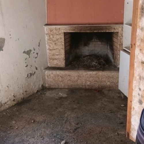Detached house 120 sqm stone-built with fireplace, ground floor, needs renovation