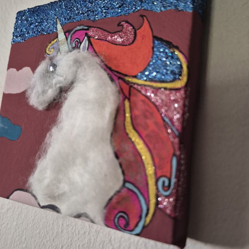 Painting canvas with unicorn, glitter and 3D details