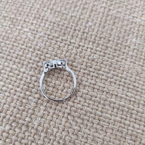 Faux diamond bow ring in excellent condition