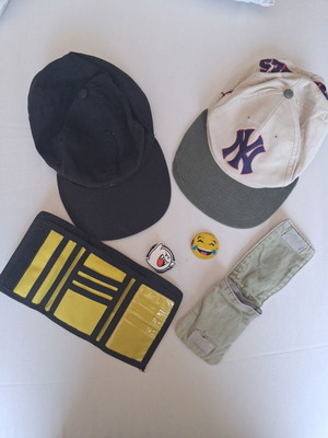 Lot of accessories used, 2 jockey hats 59cm, wallet, eraser, and more
