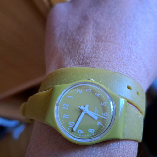 Swatch γυναικείο ρολόι μεταχειρισμένο με μακρύ λουράκι λάιμ