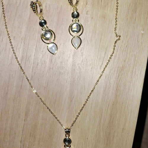 Jewelry set necklace and earrings gold color, new with snake clasp and stones