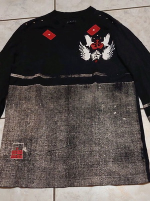 Sisley long-sleeve shirt medium like new with design