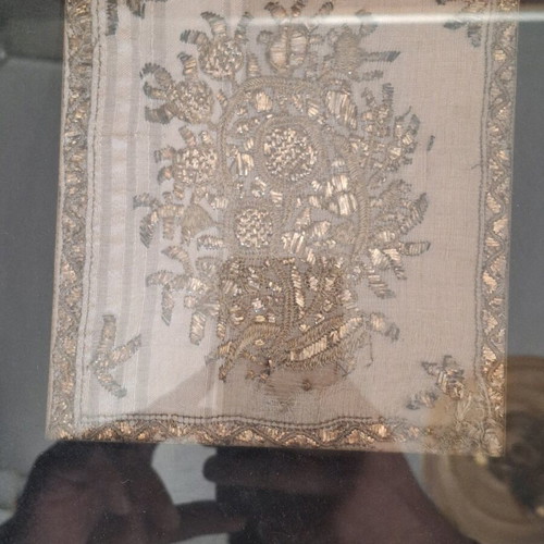 Vintage embroidery tevredes like new, framed
