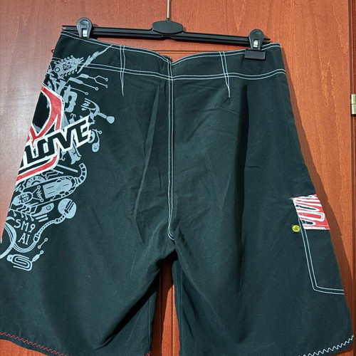 Men's surf-style bermuda shorts like new, size XL, black and red