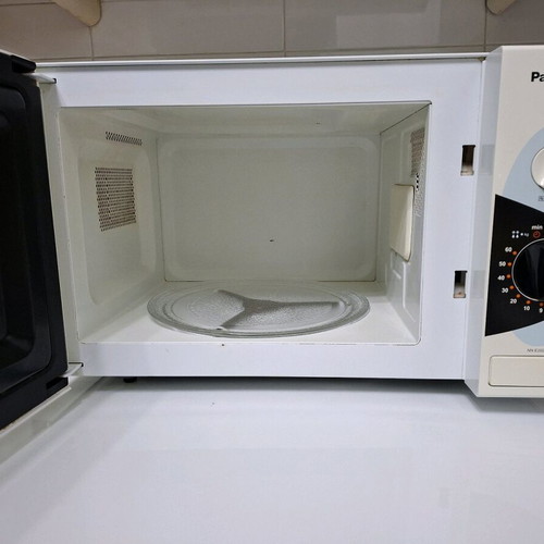 Panasonic microwave oven 20 liters 1200W like new