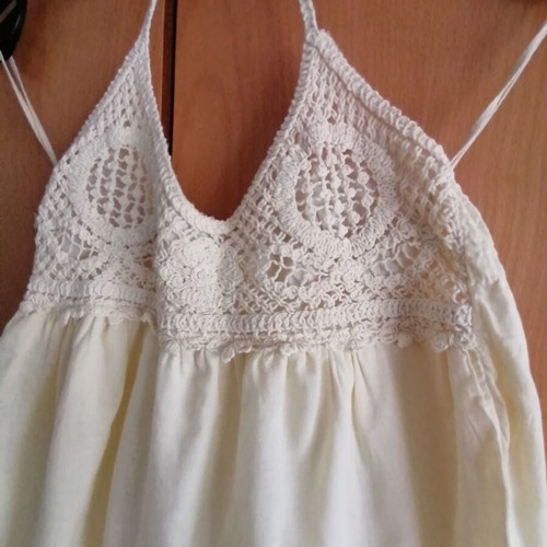 Sleeveless blouse dress used, banana color, broderie anglaise, size M