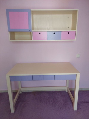 Children's desk like new, solid pine wood with veneer