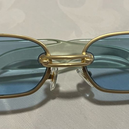 Men's sunglasses used with gold rectangular frame and blue lens
