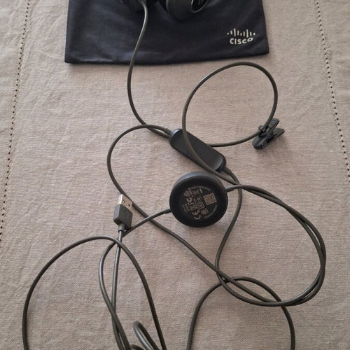 Cisco W-532 wired headphones with noise cancelling and carrying pouch
