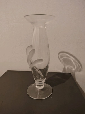 Crystal vase like new, dimensions 5x5x21