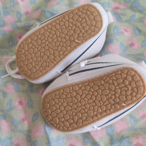 Baby hug shoes like new condition