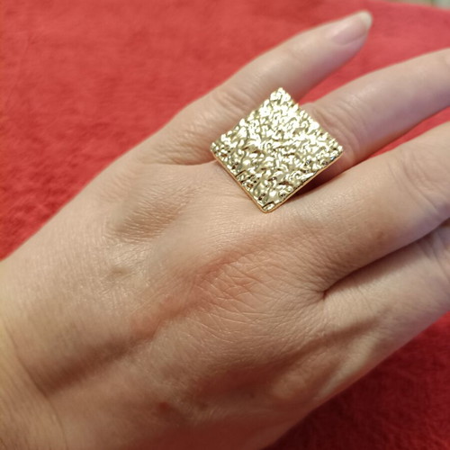 Women's oversized gold-tone ring with hammered square design new