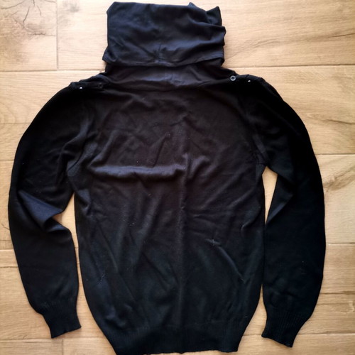Open men's black medium pullover like new with high collar