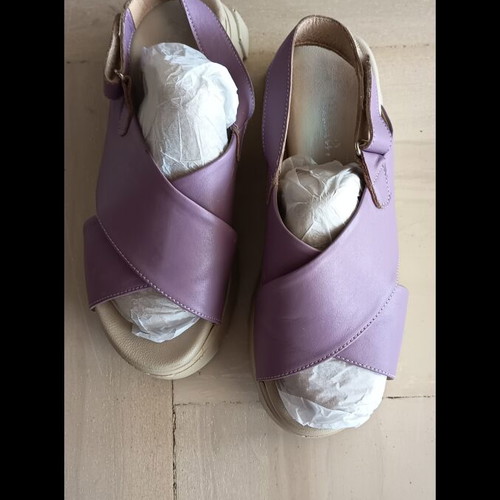 Lilac leather sandals with buckle, size 38