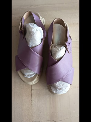 Lilac leather sandals with buckle, size 38