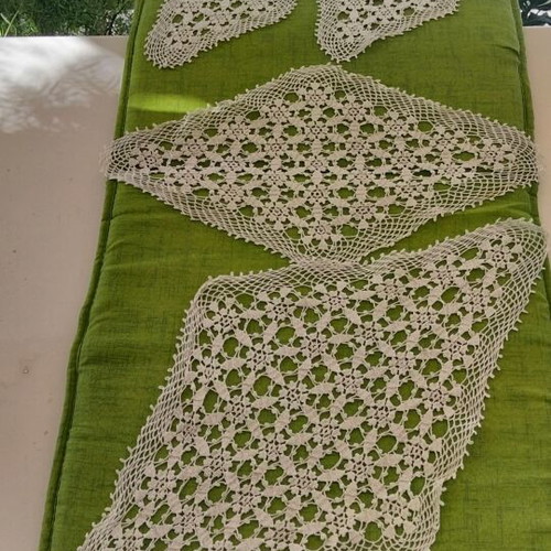 Vintage crochet doily set like new, 4 pieces diamond shape