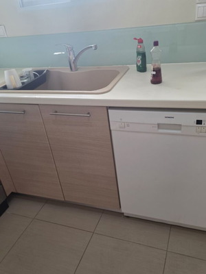 Σύνθεση κουζίνας με ντουλάπια, πάγκο και νεροχύτη