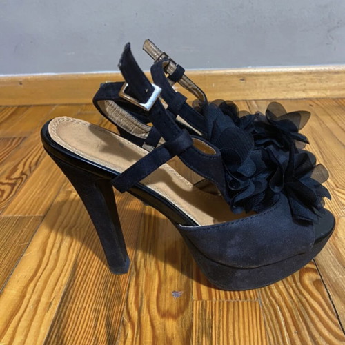 Black sandals like new with flower design, size 37