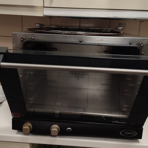 Professional oven used with 7 trays