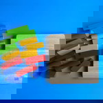  2 Βρεφικά ξύλινα παιχνίδια Plan Toys. Θαυματουργός πάγκος σε σχήμα μισοφέγγαρου με 8 χρωματιστές μπάλες και Βάση γεωμετρικών σωμάτων.