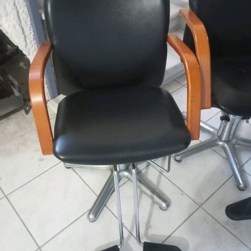 Hairdressing chairs like new with wooden arms and leatherette