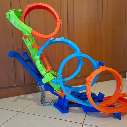 Hot Wheels Crash Track with 4 Loops like new