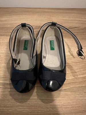 Μπαλαρίνες Benetton μεταχειρισμένες για κορίτσι λουστρίνι με φιόγκο και μπαρέτα