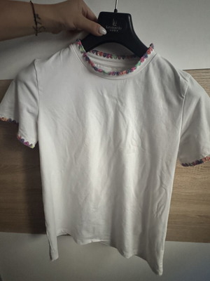 Shein t-shirt like new, white and multicolor, size M
