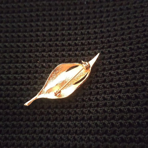 Vintage leaf-shaped brooch like new, gold tone