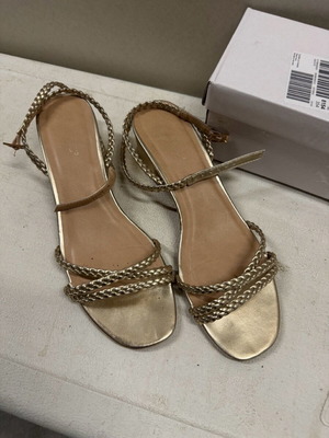 Gold sandals like new, size 40, About you